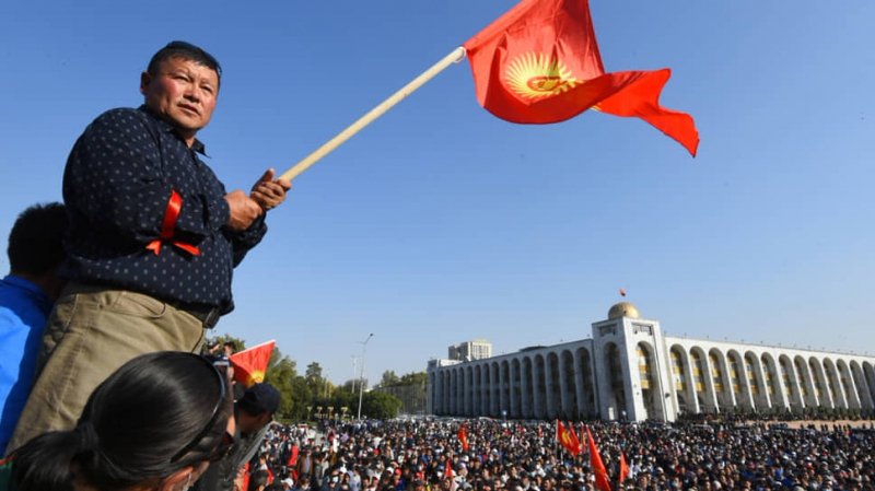 В Бишкеке милиция применила газ и водометы для разгона протестующих
