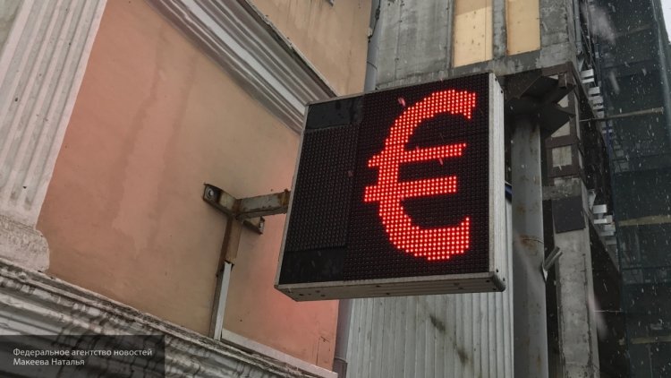 Евро впервые с декабря 2014 года подскочил выше 93 рублей 