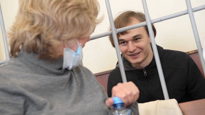 Аспиранта МГУ Мифтахова приговорили к шести годам колонии за поджог офиса «Единой России»