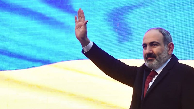 Пашинян подаст в отставку в апреле