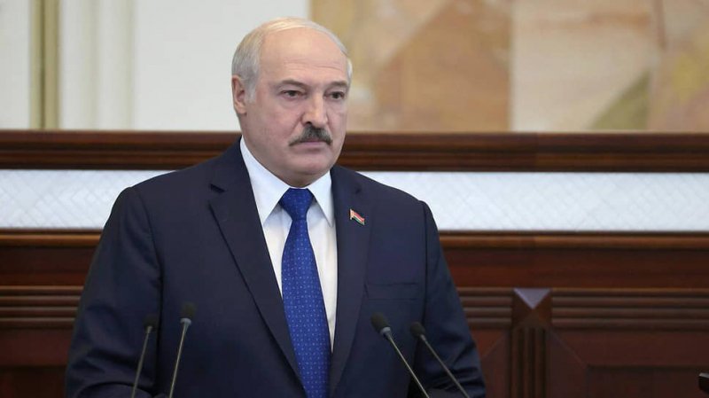 Лукашенко запретил принимать самолеты с Украины