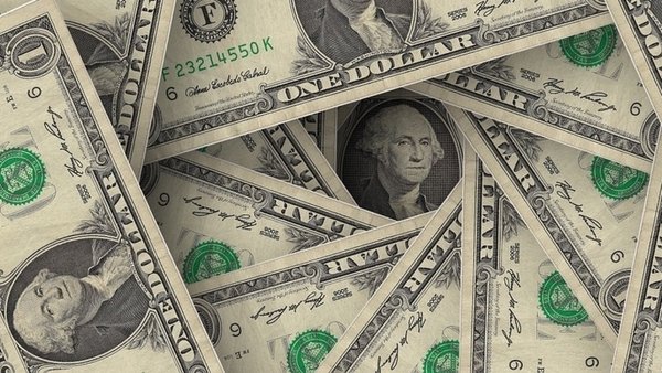 Политика Соединенных Штатов "расшатала" позицию доллара на мировом рынке 