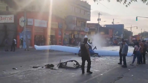 Самолет упал на оживленную улицу в Эквадоре (видео)