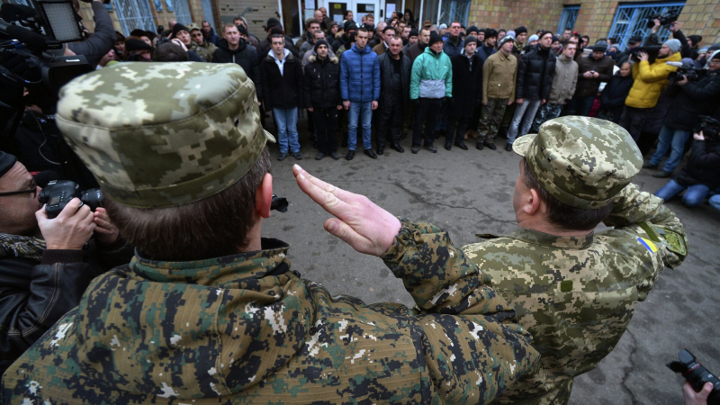 Украинские военкоматы вымогают деньги за шанс избежать смерти на фронте